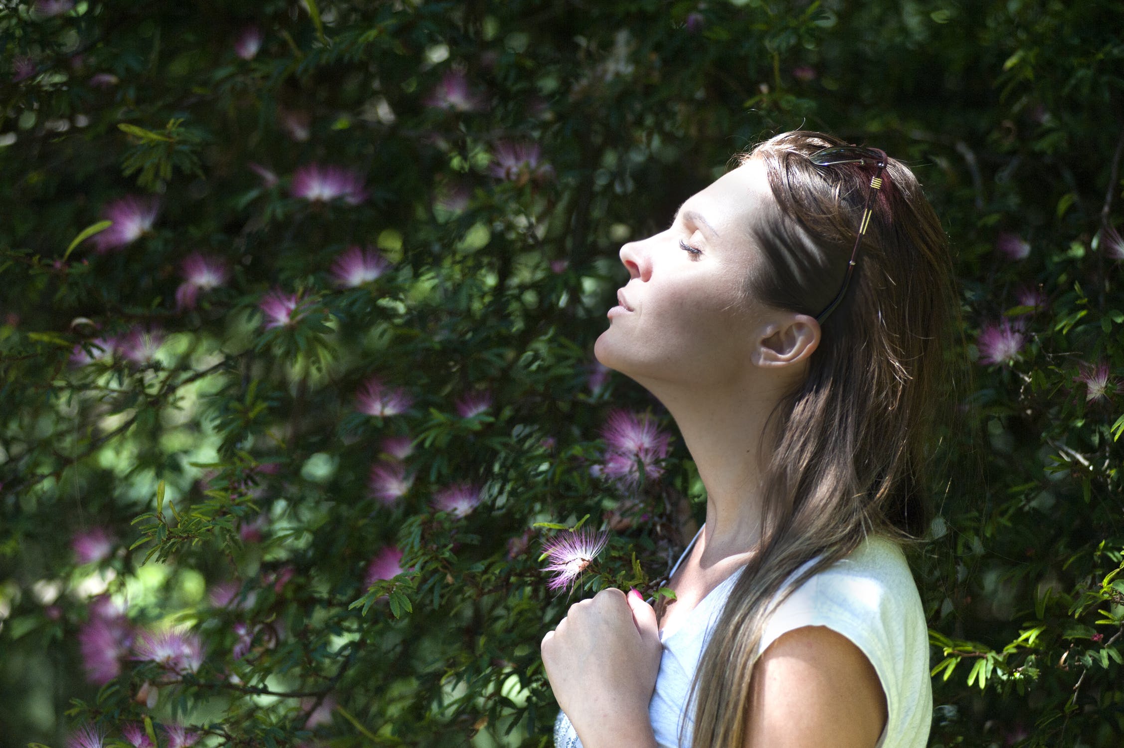 Woman among flowers, a more mindful 2018